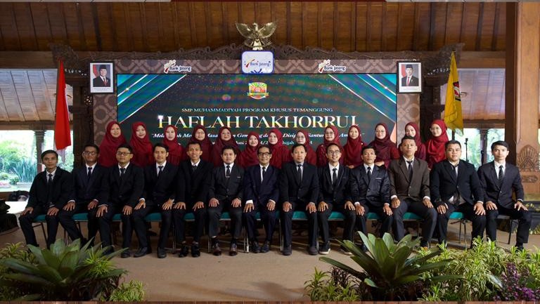 Foto bersama jajaran guru dan pimpinan dalam acara Haflah Takhorruj SMP Muhammadiyah Program Khusus Temanggung.