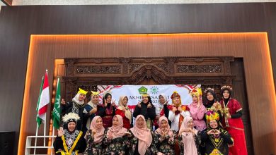 Foto bersama jajaran guru dan panitia Akhirussanah BA Aisyiyah Ar-Rahmah Kranggan Temanggung.