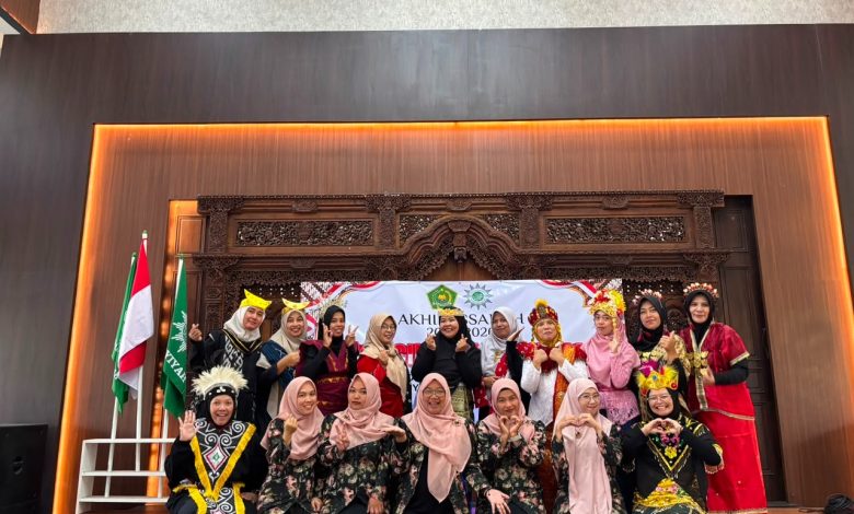 Foto bersama jajaran guru dan panitia Akhirussanah BA Aisyiyah Ar-Rahmah Kranggan Temanggung.