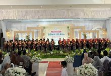 Foto bersama mahasiswa asing dalam festival budaya internasional kampus Muhammadiyah.