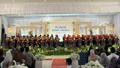Foto bersama mahasiswa asing dalam festival budaya internasional kampus Muhammadiyah.