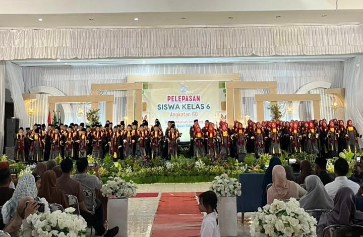 Foto bersama mahasiswa asing dalam festival budaya internasional kampus Muhammadiyah.