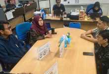 Mahasiswa ITESA Muhammadiyah sedang melakukan monitoring program magang berdampak di PT Apparel One Indonesia.