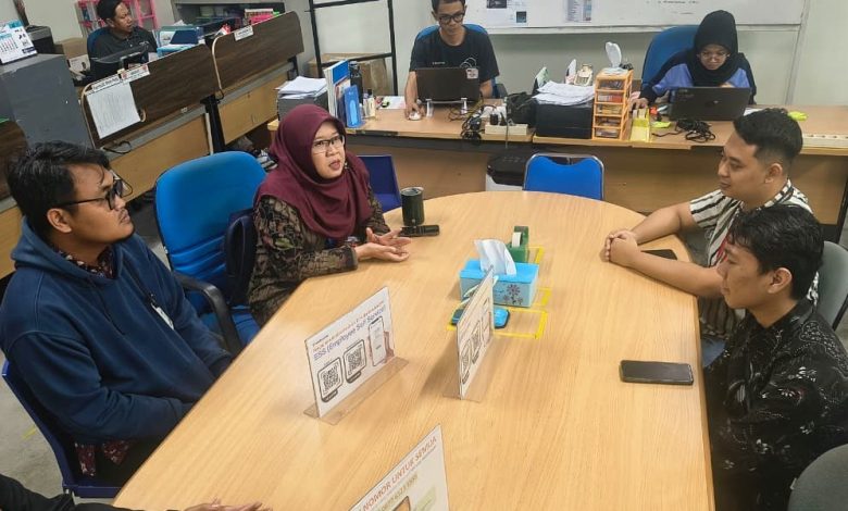 Mahasiswa ITESA Muhammadiyah sedang melakukan monitoring program magang berdampak di PT Apparel One Indonesia.