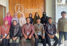 Foto bersama peserta evaluasi SOP PPKS Pesantren dari Rahima, Pondok Muhammadiyah Shiratunnajah, dan PDNA Sukoharjo usai diskusi di sebuah kedai kopi di Solo.