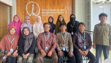 Foto bersama peserta evaluasi SOP PPKS Pesantren dari Rahima, Pondok Muhammadiyah Shiratunnajah, dan PDNA Sukoharjo usai diskusi di sebuah kedai kopi di Solo.
