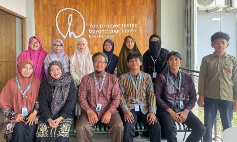 Foto bersama peserta evaluasi SOP PPKS Pesantren dari Rahima, Pondok Muhammadiyah Shiratunnajah, dan PDNA Sukoharjo usai diskusi di sebuah kedai kopi di Solo.