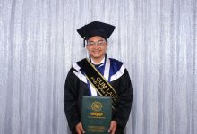 Fikki Arifani Saputra, wisudawan Cum Laude Universitas Muhammadiyah Pekajangan Pekalongan (UMPP) memegang ijazah.