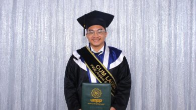 Fikki Arifani Saputra, wisudawan Cum Laude Universitas Muhammadiyah Pekajangan Pekalongan (UMPP) memegang ijazah.