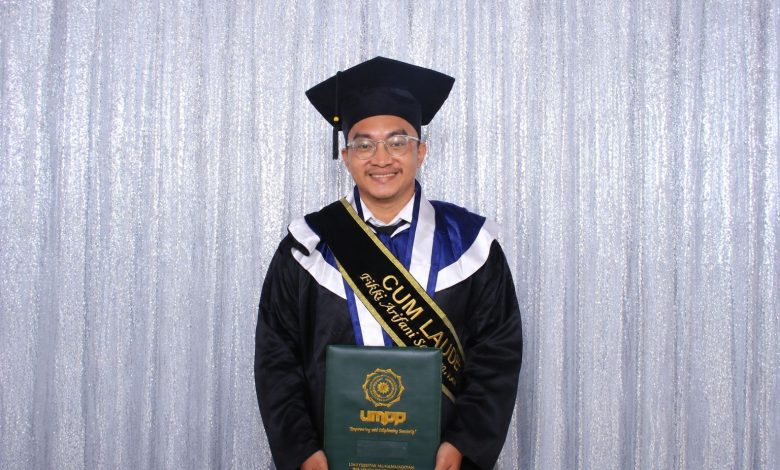 Fikki Arifani Saputra, wisudawan Cum Laude Universitas Muhammadiyah Pekajangan Pekalongan (UMPP) memegang ijazah.