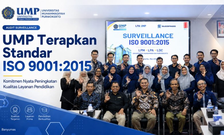 Tim manajemen Universitas Muhammadiyah Purwokerto (UMP) berfoto bersama dalam kegiatan audit Surveillance ISO 9001:2015 untuk peningkatan kualitas layanan pendidikan.