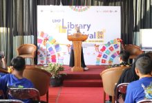 Kepala Perpustakaan UMP Riski Tri Wisnamawati memberikan sambutan dalam acara UMP Library Festival 2026 yang berfokus pada literasi keamanan finansial digital.