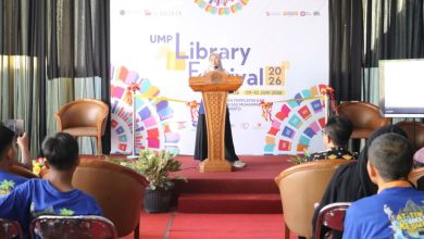 Kepala Perpustakaan UMP Riski Tri Wisnamawati memberikan sambutan dalam acara UMP Library Festival 2026 yang berfokus pada literasi keamanan finansial digital.