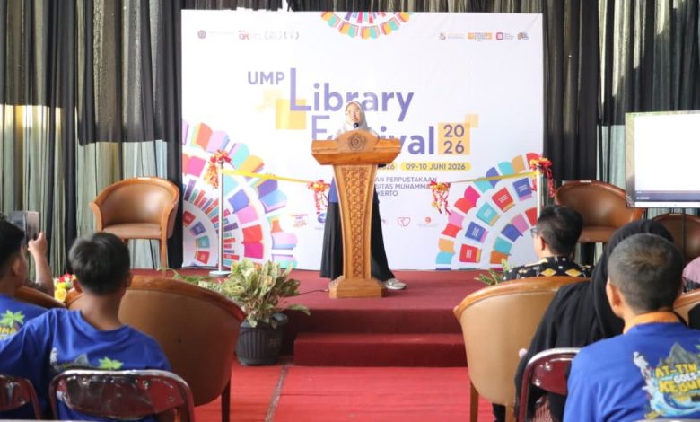 Kepala Perpustakaan UMP Riski Tri Wisnamawati memberikan sambutan dalam acara UMP Library Festival 2026 yang berfokus pada literasi keamanan finansial digital.