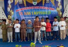 Sejumlah siswa laki-laki TK ABA 1 Kutoarjo tampil percaya diri di atas panggung dalam acara Akhirussanah dan Pentas Seni Tahun Ajaran 2025/2026.