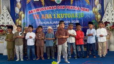 Sejumlah siswa laki-laki TK ABA 1 Kutoarjo tampil percaya diri di atas panggung dalam acara Akhirussanah dan Pentas Seni Tahun Ajaran 2025/2026.