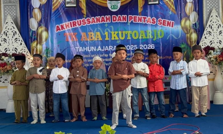 Sejumlah siswa laki-laki TK ABA 1 Kutoarjo tampil percaya diri di atas panggung dalam acara Akhirussanah dan Pentas Seni Tahun Ajaran 2025/2026.