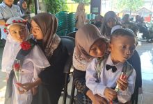 Momen haru saat prosesi Pelepasan Siswa TK ABA Pesindon Pekalongan di mana anak-anak memeluk ibu mereka sambil membawa setangkai bunga mawar.