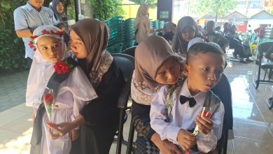 Momen haru saat prosesi Pelepasan Siswa TK ABA Pesindon Pekalongan di mana anak-anak memeluk ibu mereka sambil membawa setangkai bunga mawar.