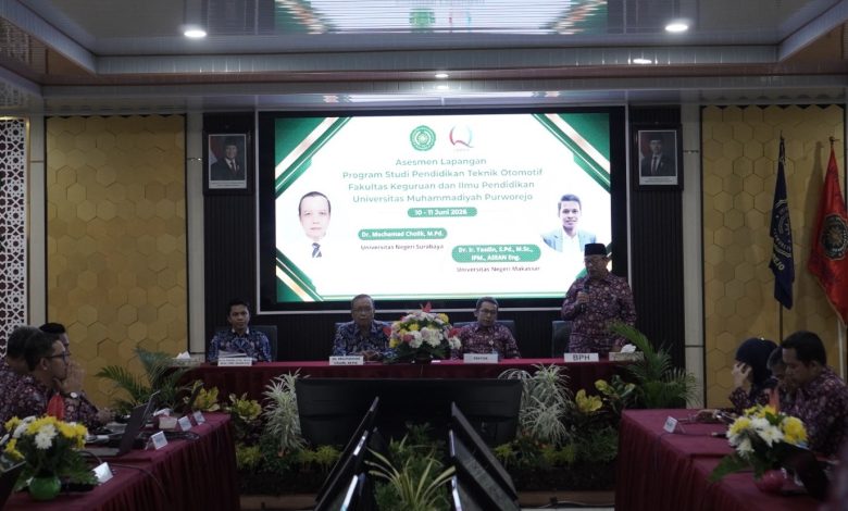 Jajaran pimpinan UMPwr dan tim asesor LAMDIK saat pembukaan Asesmen Lapangan prodi Pendidikan Teknik Otomotif di ruang pertemuan kampus.