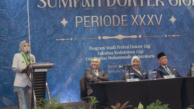 Cecilya Nella Yuppy menyampaikan pidato sebagai lulusan terbaik dokter gigi baru dalam Sumpah Profesi FKG UMS.