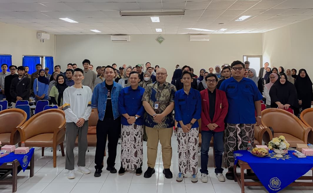 Sekelompok mahasiswa dan narasumber Campus Creator Incubation BEM KM UMP 2026 berpose bersama di panggung depan auditorium, menampilkan keragaman peserta dan panitia.