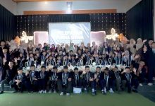 Foto bersama guru dan purna siswa kelas VI SD Muhammadiyah Ngadirejo Temanggung tahun ajaran 2025/2026 di atas panggung acara perpisahan.