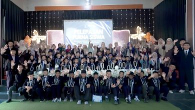 Foto bersama guru dan purna siswa kelas VI SD Muhammadiyah Ngadirejo Temanggung tahun ajaran 2025/2026 di atas panggung acara perpisahan.