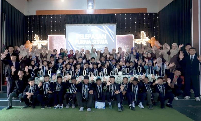 Foto bersama guru dan purna siswa kelas VI SD Muhammadiyah Ngadirejo Temanggung tahun ajaran 2025/2026 di atas panggung acara perpisahan.