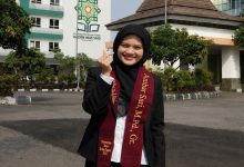 Ambar Sari, M.Pd., guru SMP Muhammadiyah Imam Syuhodo Sukoharjo saat lulus S2 di UIN Raden Mas Said Surakarta.