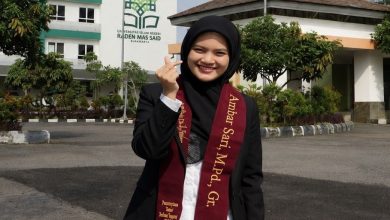 Ambar Sari, M.Pd., guru SMP Muhammadiyah Imam Syuhodo Sukoharjo saat lulus S2 di UIN Raden Mas Said Surakarta.