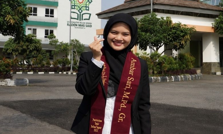 Ambar Sari, M.Pd., guru SMP Muhammadiyah Imam Syuhodo Sukoharjo saat lulus S2 di UIN Raden Mas Said Surakarta.
