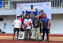 Mahasiswa Internasional UMP Ingo Godwil berdiri di podium juara satu memegang bendera Universitas Muhammadiyah Purwokerto pada ajang 1st Muhammadiyah Games 2026 di Stadion Mandala Krida Yogyakarta.