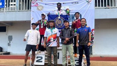 Mahasiswa Internasional UMP Ingo Godwil berdiri di podium juara satu memegang bendera Universitas Muhammadiyah Purwokerto pada ajang 1st Muhammadiyah Games 2026 di Stadion Mandala Krida Yogyakarta.
