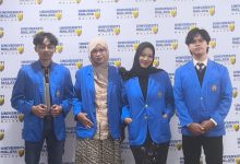 Empat mahasiswa FEB UMP mengenakan almamater biru berfoto bersama setelah memenangkan kompetisi inovasi bisnis digital mahasiswa di Malaysia.