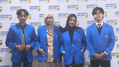 Empat mahasiswa FEB UMP mengenakan almamater biru berfoto bersama setelah memenangkan kompetisi inovasi bisnis digital mahasiswa di Malaysia.
