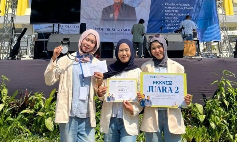 Tiga mahasiswi UMPWR berhijab dan mengenakan almamater krem, tersenyum bangga memegang medali dan sertifikat "Juara 2" di ajang EKKN 4 Universitas Tidar. Mereka berpose di depan panggung acara outdoor.