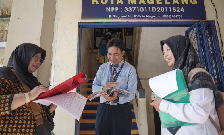 Tim monitoring Dinas Lingkungan Hidup Kota Magelang sedang memverifikasi berkas instrumen penilaian Sekolah Adiwiyata bersama guru SMP Mutual Magelang di depan gedung sekolah.
