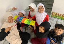 Mahasiswa KKN Internasional UMS mengenalkan permainan tradisional congklak kepada anak-anak pekerja migran Indonesia di Sanggar Bimbingan Kelana Jaya Malaysia.
