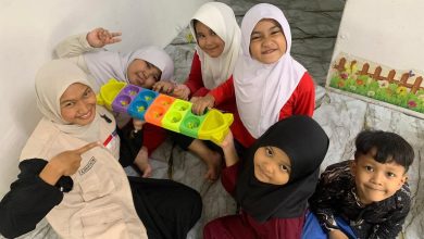 Mahasiswa KKN Internasional UMS mengenalkan permainan tradisional congklak kepada anak-anak pekerja migran Indonesia di Sanggar Bimbingan Kelana Jaya Malaysia.