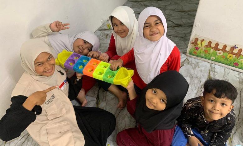 Mahasiswa KKN Internasional UMS mengenalkan permainan tradisional congklak kepada anak-anak pekerja migran Indonesia di Sanggar Bimbingan Kelana Jaya Malaysia.