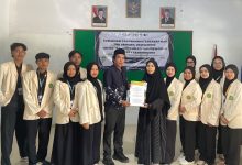 Tim mahasiswa PPK Ormawa UMPwr foto bersama Kepala Desa Karangbolong saat penandatanganan MoU pemberdayaan UMKM di Kebumen.