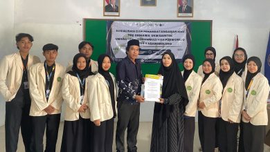 Tim mahasiswa PPK Ormawa UMPwr foto bersama Kepala Desa Karangbolong saat penandatanganan MoU pemberdayaan UMKM di Kebumen.