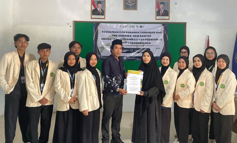 Tim mahasiswa PPK Ormawa UMPwr foto bersama Kepala Desa Karangbolong saat penandatanganan MoU pemberdayaan UMKM di Kebumen.