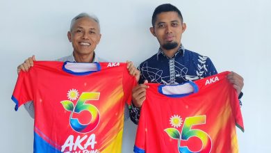 Rektor UMS Prof. Dr. Harun Joko Prayitno, M.Hum. (kiri) bersama perwakilan panitia menunjukkan jersey resmi AKA Fun Run 2026 berwarna merah kombinasi pelangi dengan logo angka 5.
