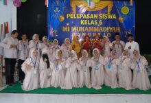Siswa dan guru MI Muhammadiyah Danurejo berfoto bersama membentuk simbol hati saat acara pelepasan kelas 6.