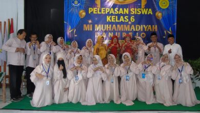 Siswa dan guru MI Muhammadiyah Danurejo berfoto bersama membentuk simbol hati saat acara pelepasan kelas 6.