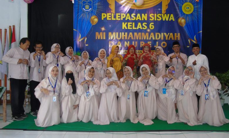 Siswa dan guru MI Muhammadiyah Danurejo berfoto bersama membentuk simbol hati saat acara pelepasan kelas 6.