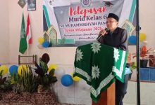 Perwakilan Dikdasmen PCM Pekajangan Imam Rosyadi memberikan sambutan mengenai pendidikan karakter anak saat pelepasan siswa SD Muhammadiyah Pangkah.