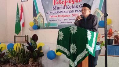 Perwakilan Dikdasmen PCM Pekajangan Imam Rosyadi memberikan sambutan mengenai pendidikan karakter anak saat pelepasan siswa SD Muhammadiyah Pangkah.